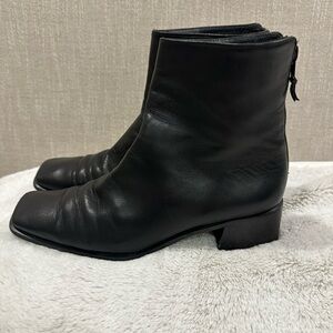 **For Sale: Stuart Weitzman Handcrafted Ankle Boots in Calf Black Leather 8.5**